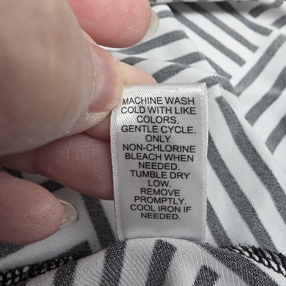 Cato Shirt Womens 26/28W Black White Sleeveless Mock Neck Lattice Keyhole Print - Picture 8 of 10